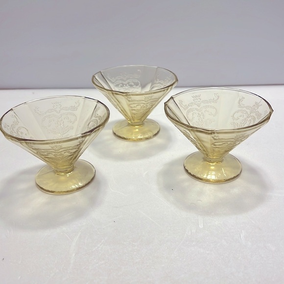 Vintage set of 3 Yellow Depression Glass Footed Bowls MCM - Picture 5 of 8